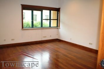  Spacious office with 400sqm and 150 sqm garden Metro 1 minut