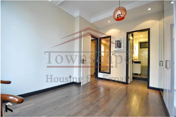 open and spacious apartment for rent Renovated old apartment on West Nan Jing Road with nice environment