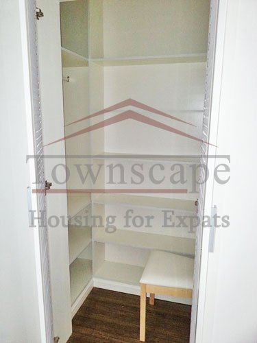 flat rent shanghai with wardrobe Apartment with balcony and wall heating for rent on Changle road