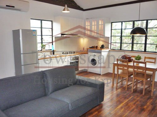 flats for rent in shanghai Old apartment with wall heating for rent on Changshu road