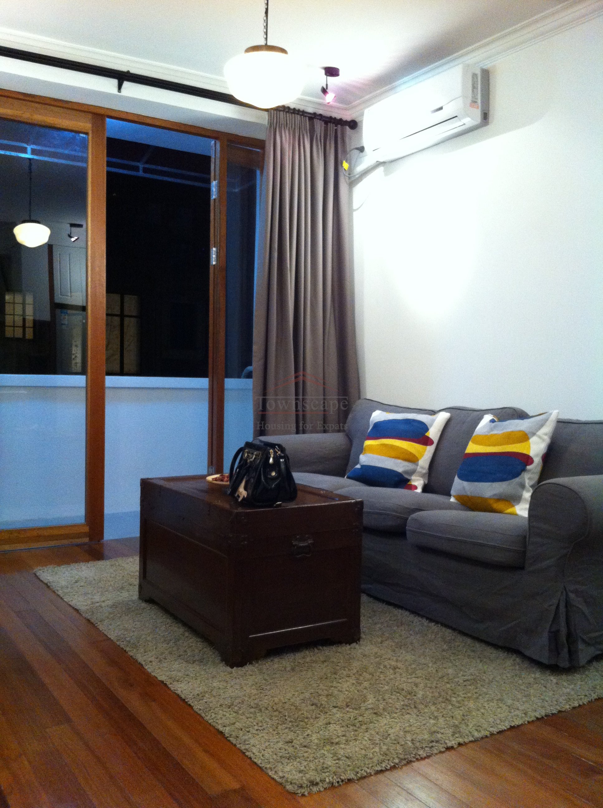 Shanghai expat housing Clean Modern 1 BR Lane House in French Concession near line 1/7/9