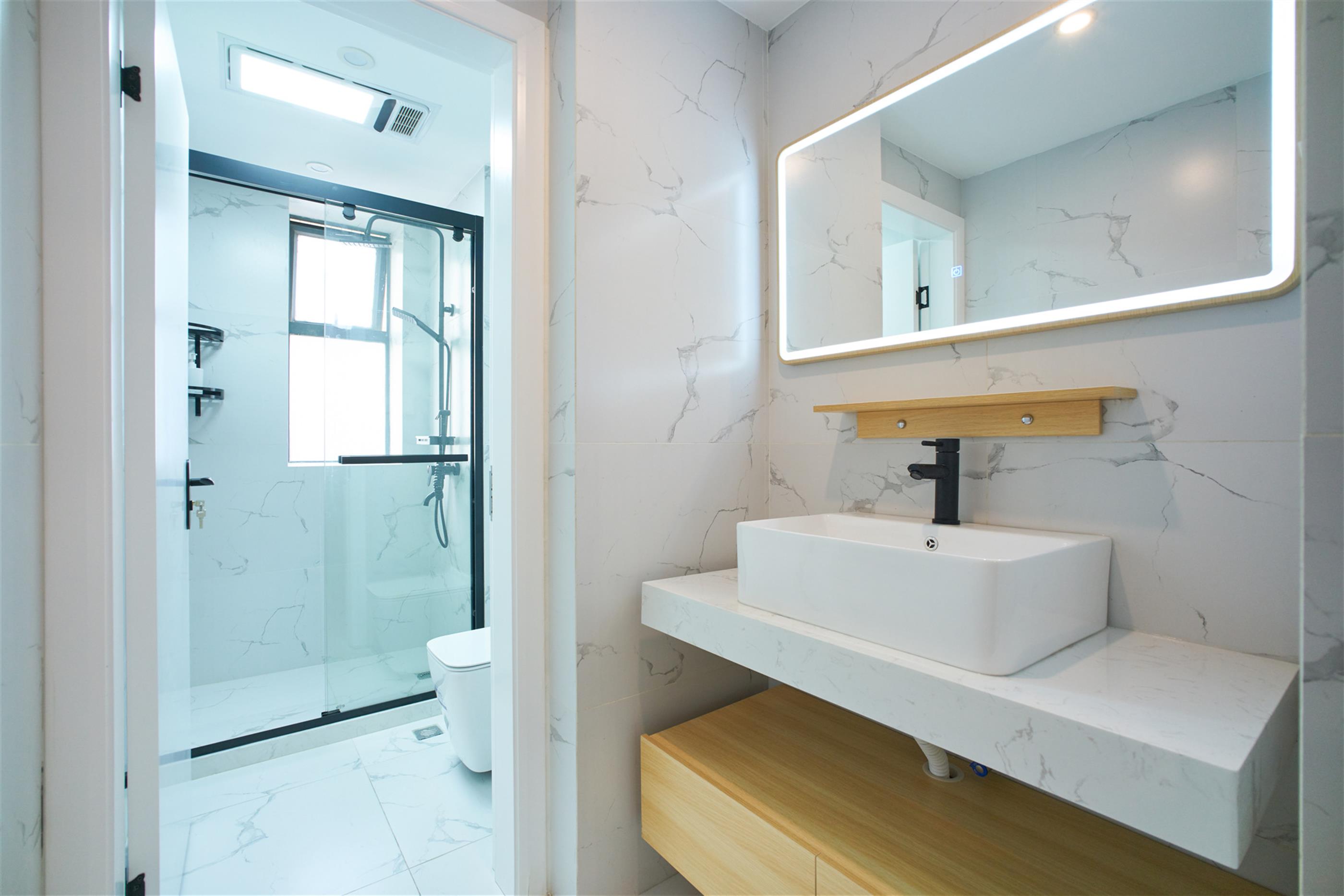big bathroom Modern 3BR Apt w Fantastic River View nr LN 4,8 for Rent in Shanghai
