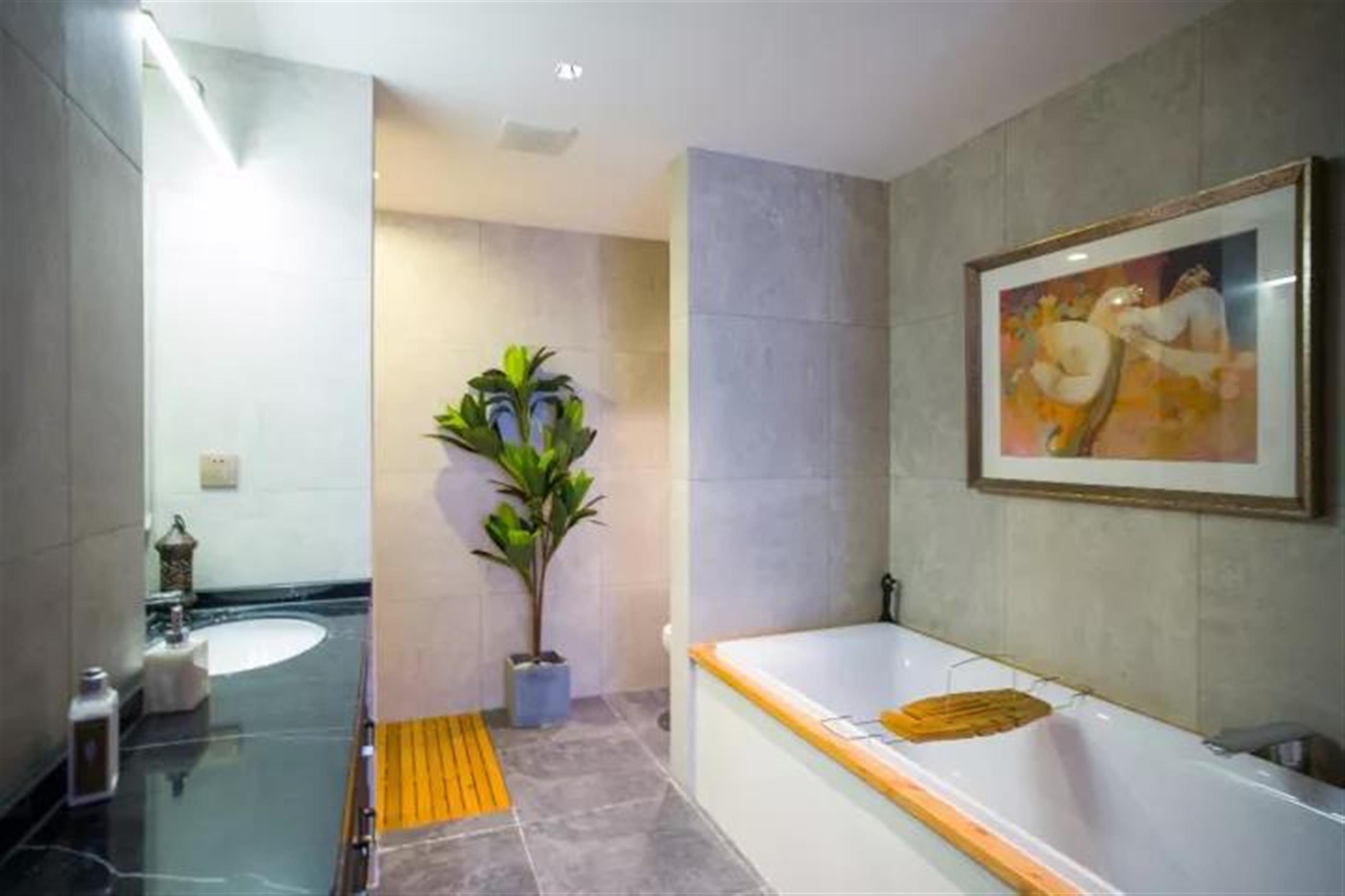 big bathtub Historic High-Quality 4BR Lane House Apartment nr LN 2/12/13 for Rent in Shanghai