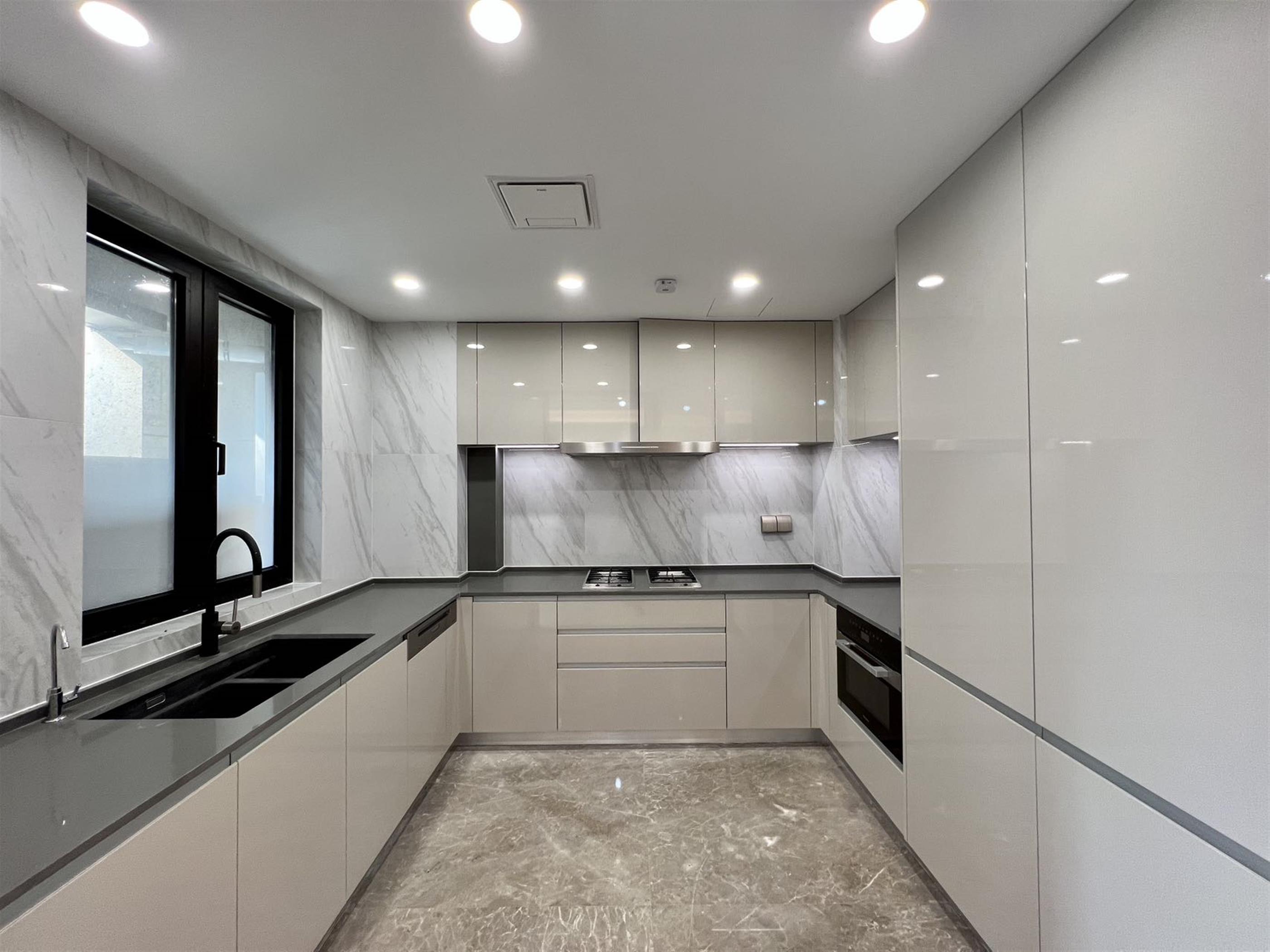 Shiny floors Brand New Luxurious 4BR Apartment in Chinatown Complex for Rent in Shanghai