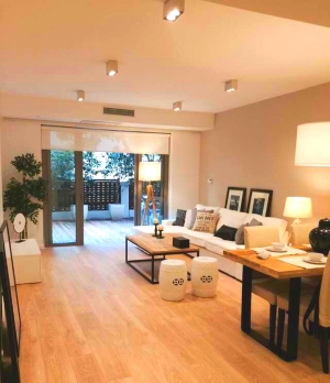 Modern 3 br apartment in excellent condition in Xujiahui