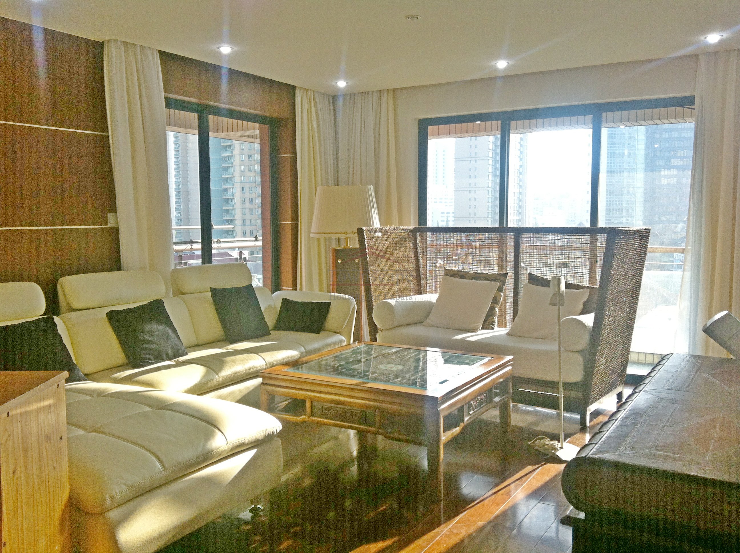 Nice and sunny 2 br apartment near Jing'an temple