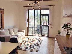 Sunny, cozy 3br old apartment in French Concession