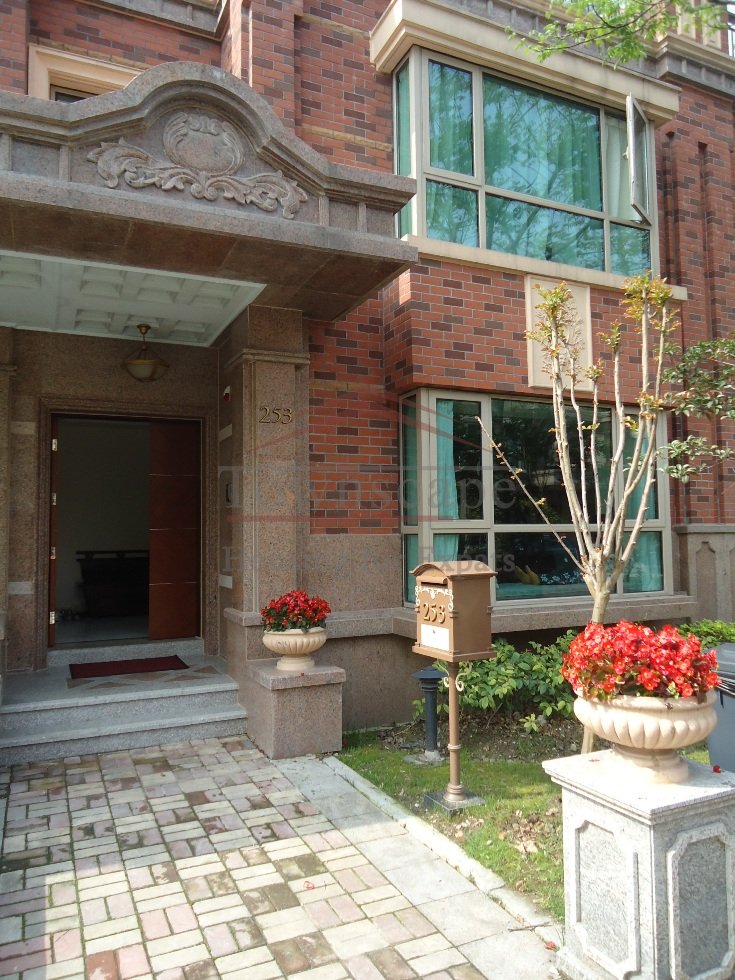 3 Br in Seasons Villas in Pudong Line 7 Huamu rd.