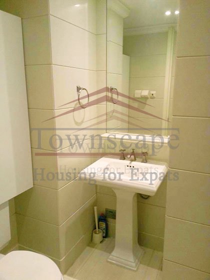 Bathroom Luxurious modern 2BR apt with balcony