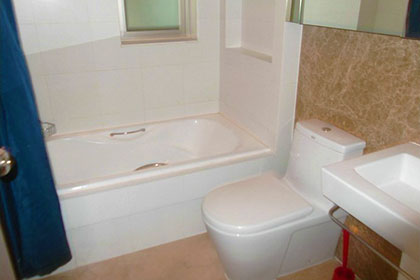 Bathroom Simple and modern 2BR apt in Wellington Garden