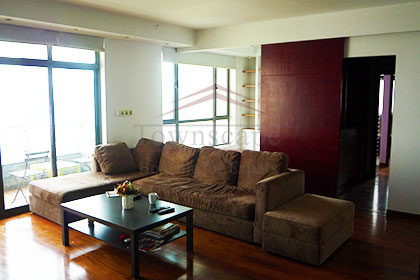 Living Room Huge 3BR apt with floor heating in Top of City