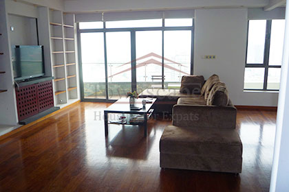 Living Room Huge 3BR apt with floor heating in Top of City