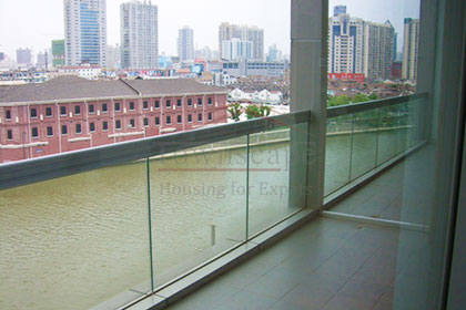 Balcony Stunning apt with river view and balcony