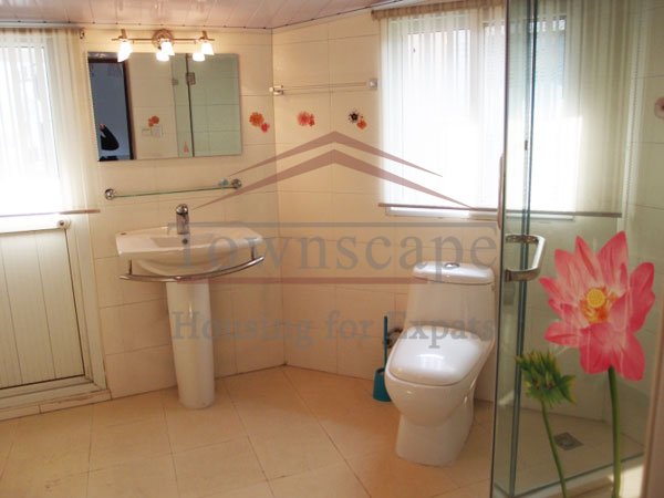 bathroom 3 level lane house with garden near Jingan Temple area and French Concession