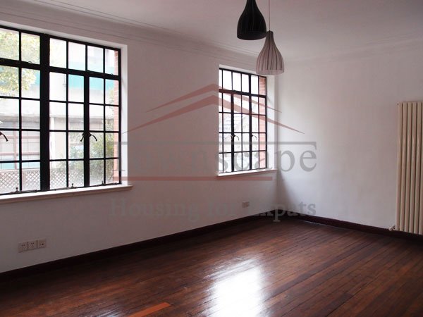 livingroom 3 level lane house with garden near Jingan Temple area and French Concession