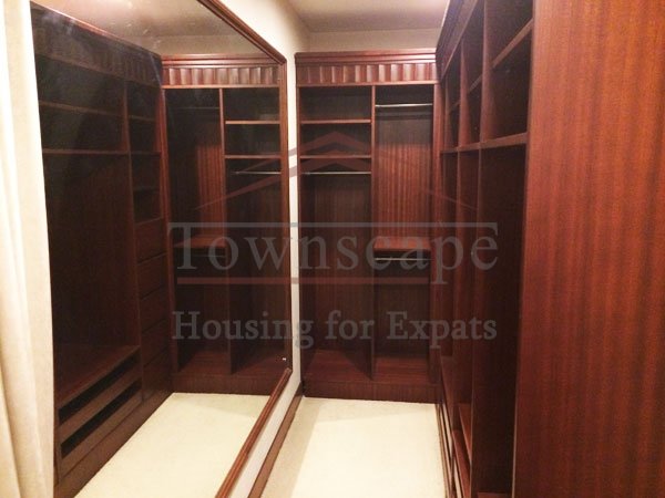 wardrobe Merry Apartment Jingan Temple area with balcony