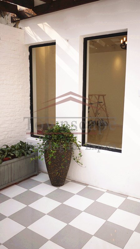  1 BR studio with yard on West Nanjing rd, 3mins to line2