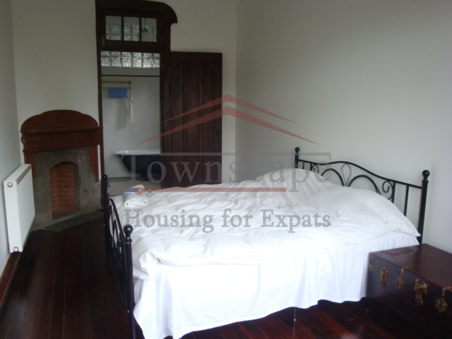 Old apartment for rent Old apartment with terrace for rent in french concession near Middle Huaihai road