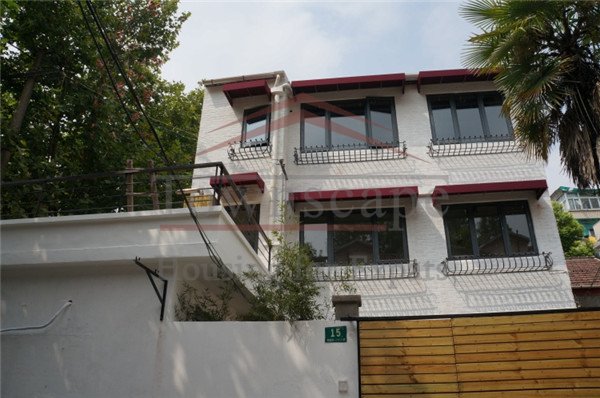  Unfurnished  villa with terrace and garden near Jing