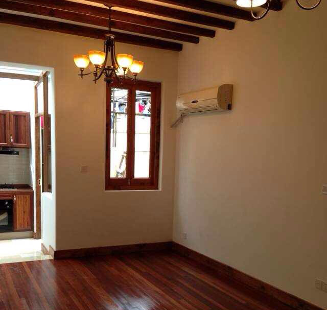 Small but cozy and warm old apartment in french concession