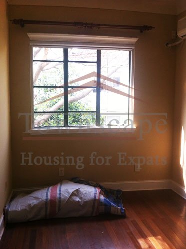 house rent near xujiahui park Unfurnished 2 level lane house with roof terrace and garden