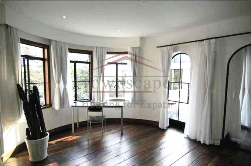 Jingan temple spacious and bright houses rent Old apartment with terrace in center of Jingan Temple area