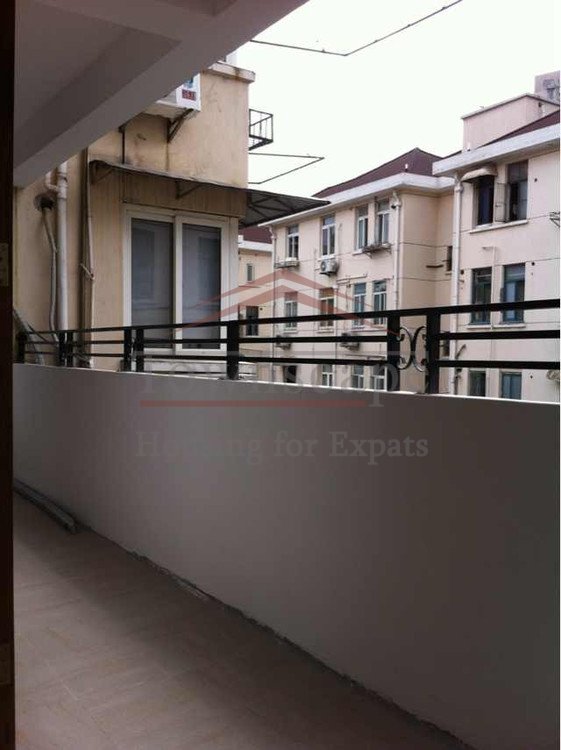 shanghai renting silent flat Wall heated old renovated apartment for rent in center of Shanghai