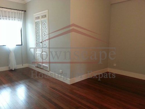 Nanjing west road rent apartment Unfurnished apartment with terrace and wall heating in the middle of Shanghai