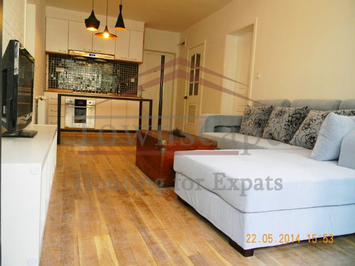 rent apartment with wooden floor in shanghai Wall heated renovated apartment with balcony in the middle of Shanghai