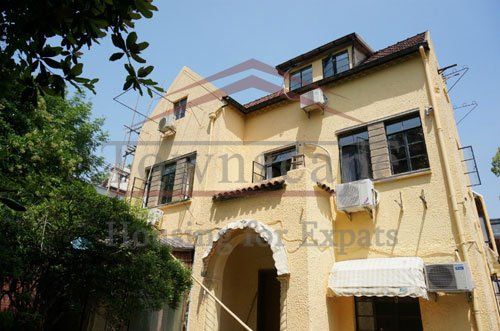 huaihai road rentals Two floor unfurnished apartment with wall heating for rent on Wukang road