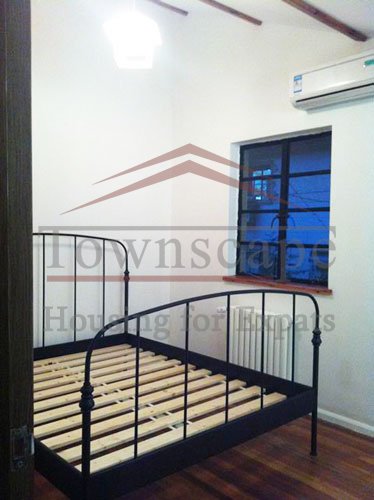 housing shanghai Old apartment with wall heating for rent on Changshu road