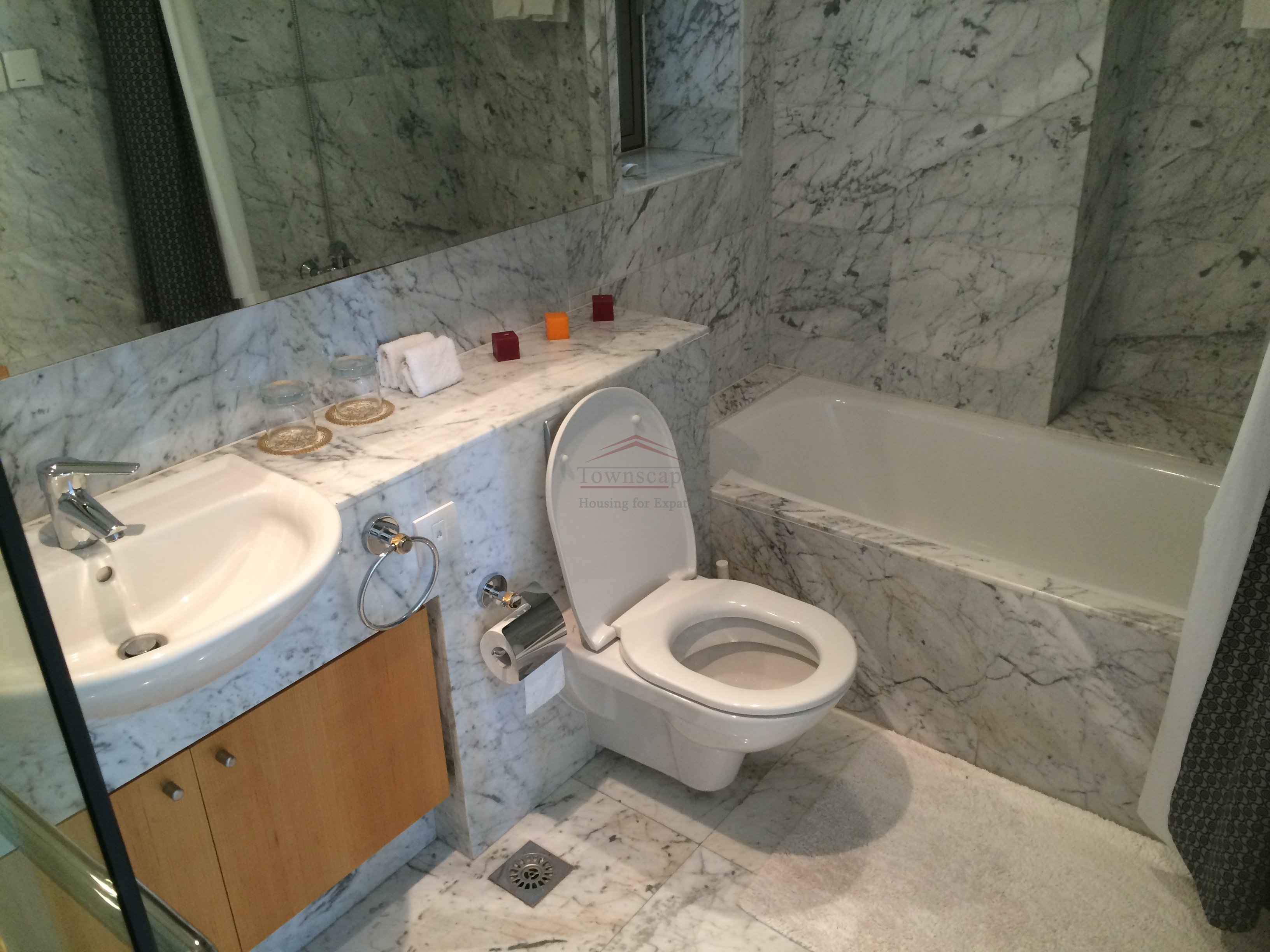  large 3br apartment close to west Nanjing road