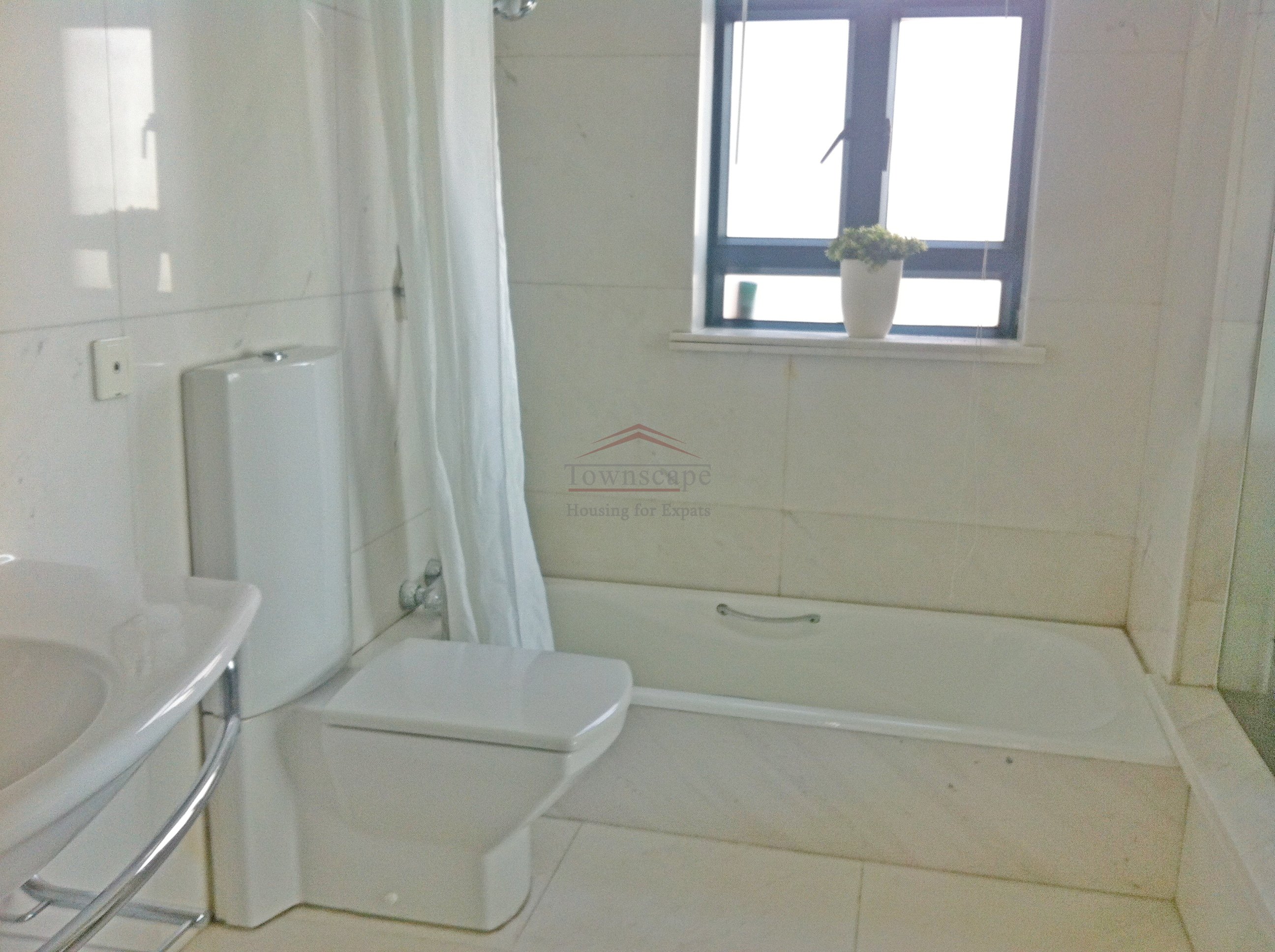 Shanghai apartment near french concession Nice and sunny 2 br apartment near Jing