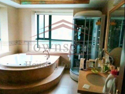 Shanghai apartment with large bathtub Traditional 4 br Old apartment in the French Concession