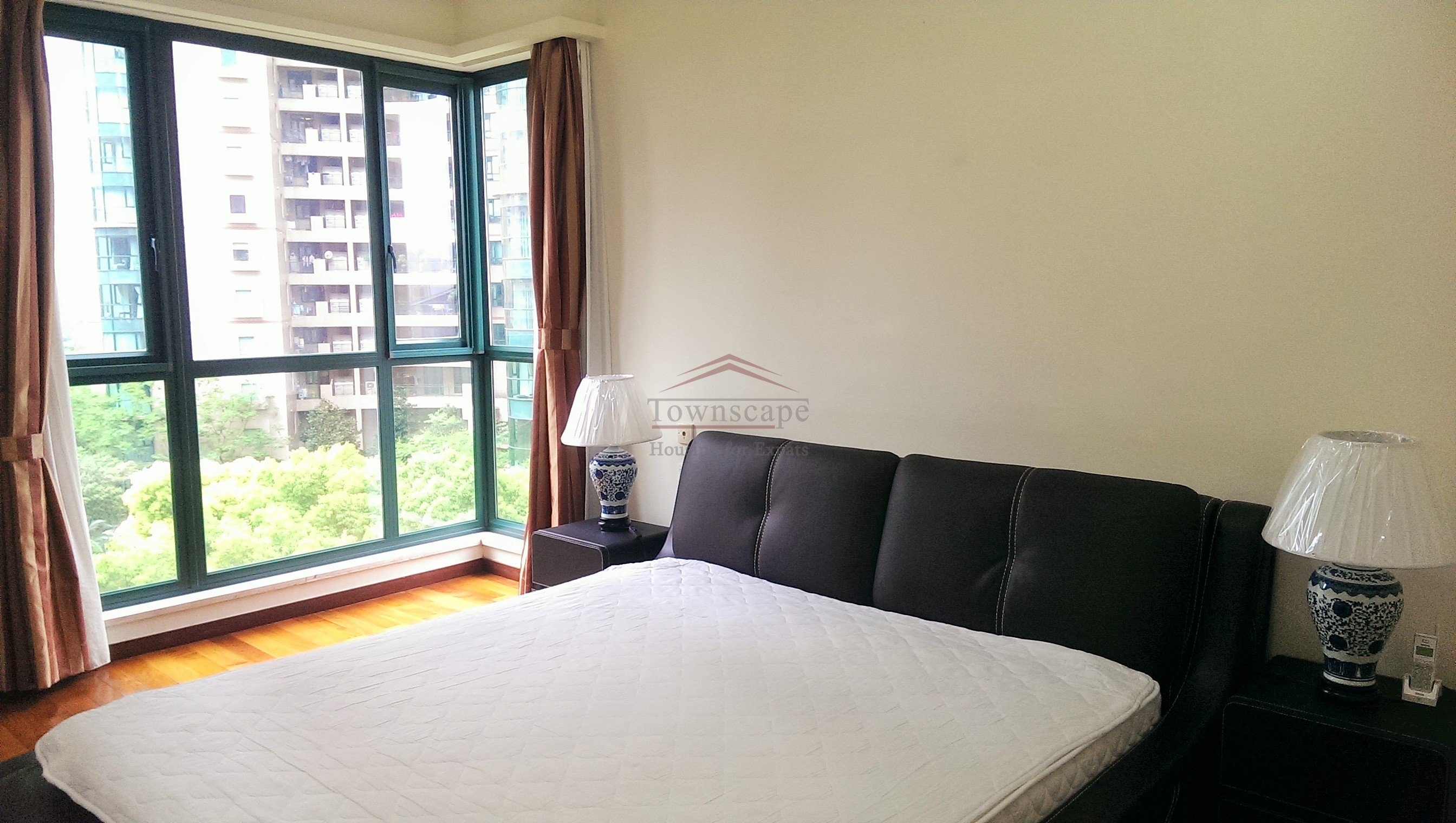 Shanghai apartment close to Metro line 2 Beautiful 4br apartment in Pudong Financial district