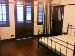 Shanghai expats` lanehouse Well sized 1br old apartment near West Nanjing Road