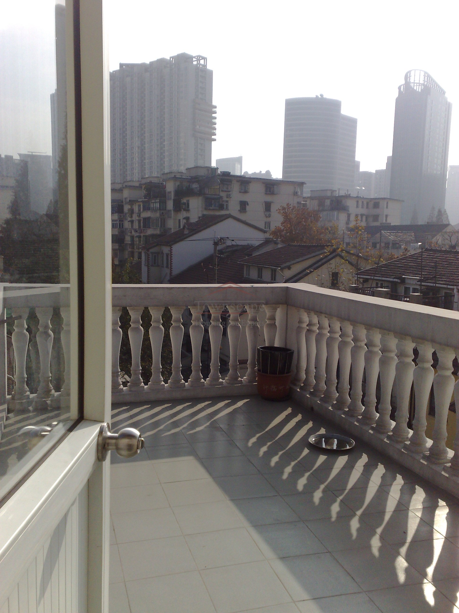 Shanghai lane house for rent Large two bedroom lane house with roof top Terrace