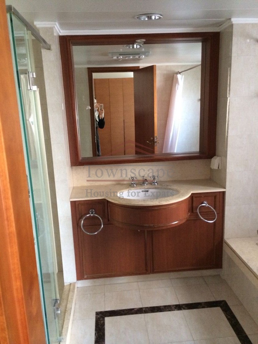 Housing rent in Shanghai Modern 3 BR apartment at Xujiahui Line 1/9/11