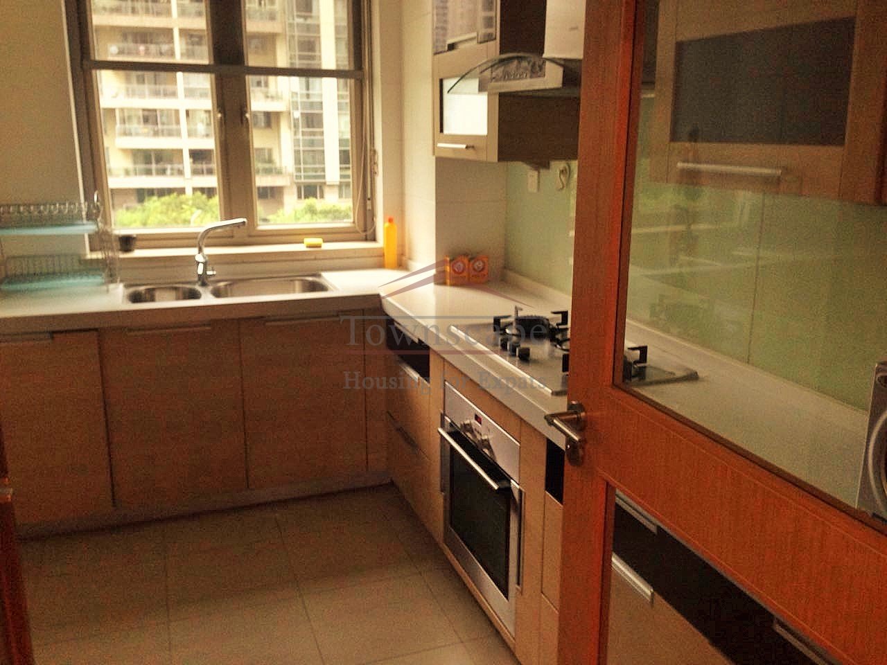  large 4 bedroom apartment in Pudong area, line 6