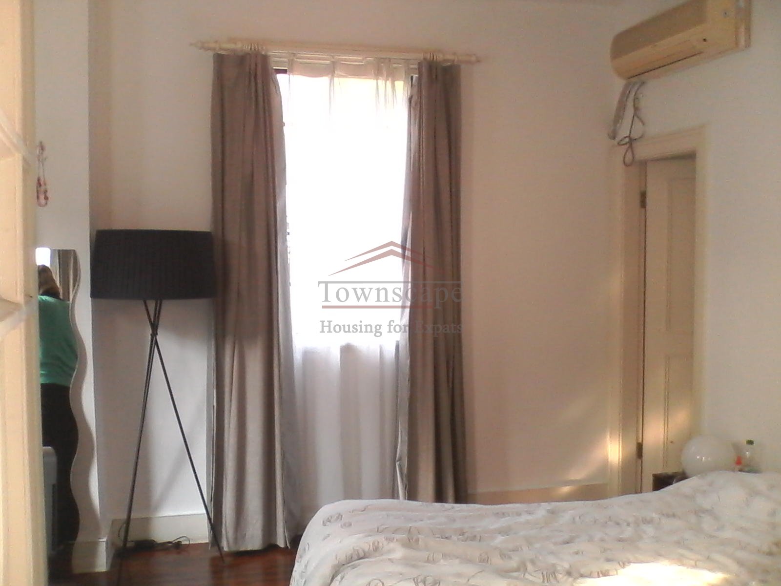 Rent apartments in Shanghai China Excellent Lane house 2BR near Jiangsu Rd Line 2/11