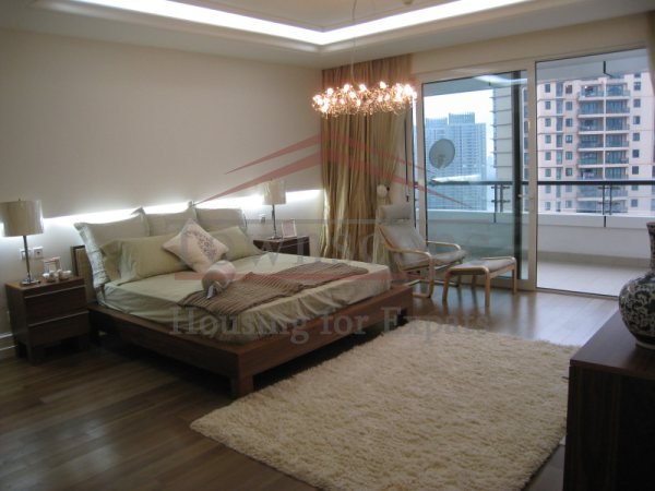 Expat Housing in Shanghai Unbelievalbe 3BR Apartment in Lujiazui Pudong Line 2