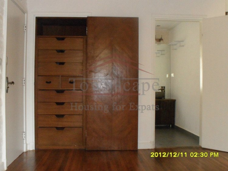 Rent apartment in Shanghai Sophisticated clean 1BR Lane house Line 1/7