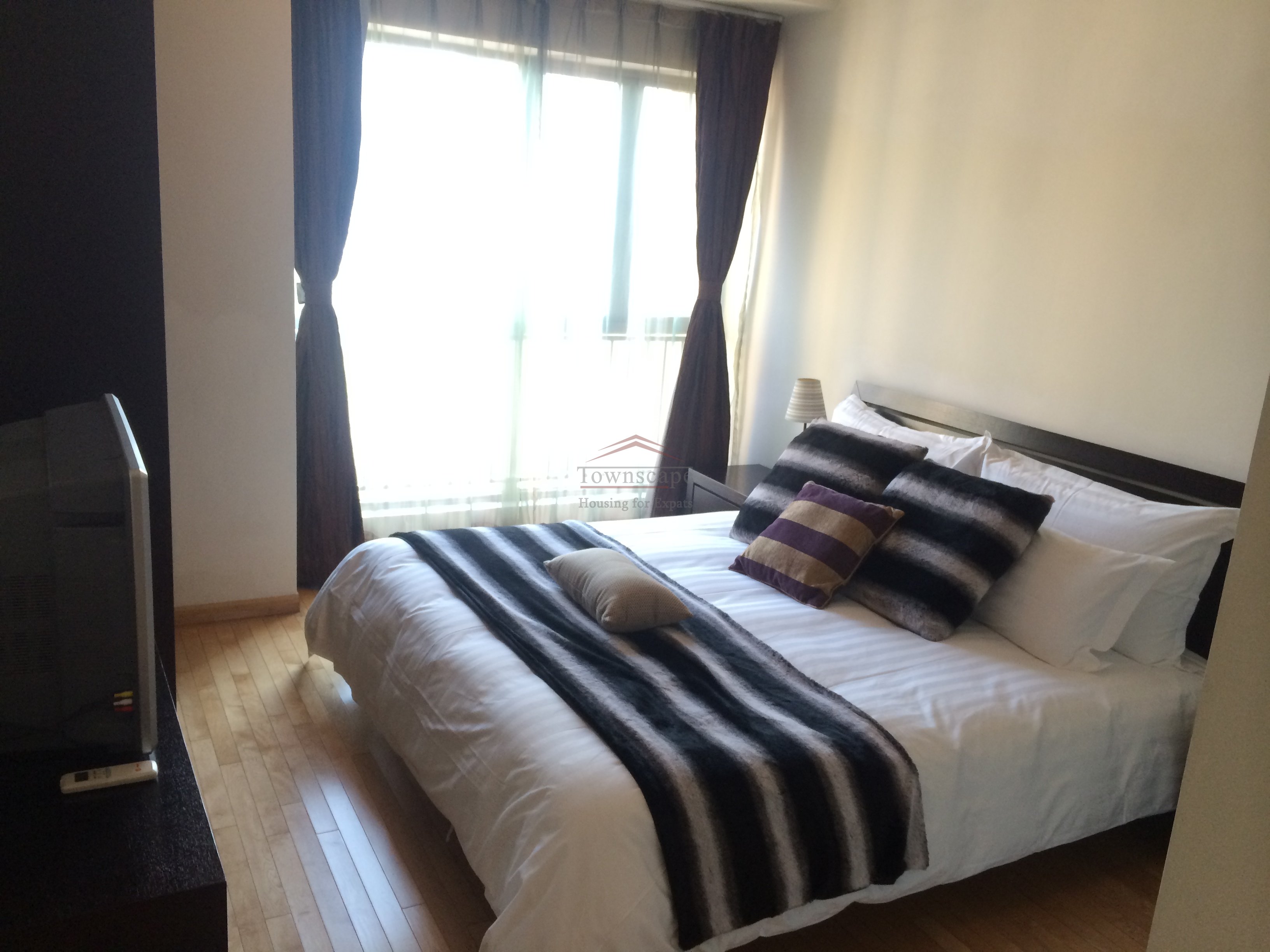 Rent in Shanghai Excellent value 3 Bed Apt. for rent in beside Jing An Line 2/7