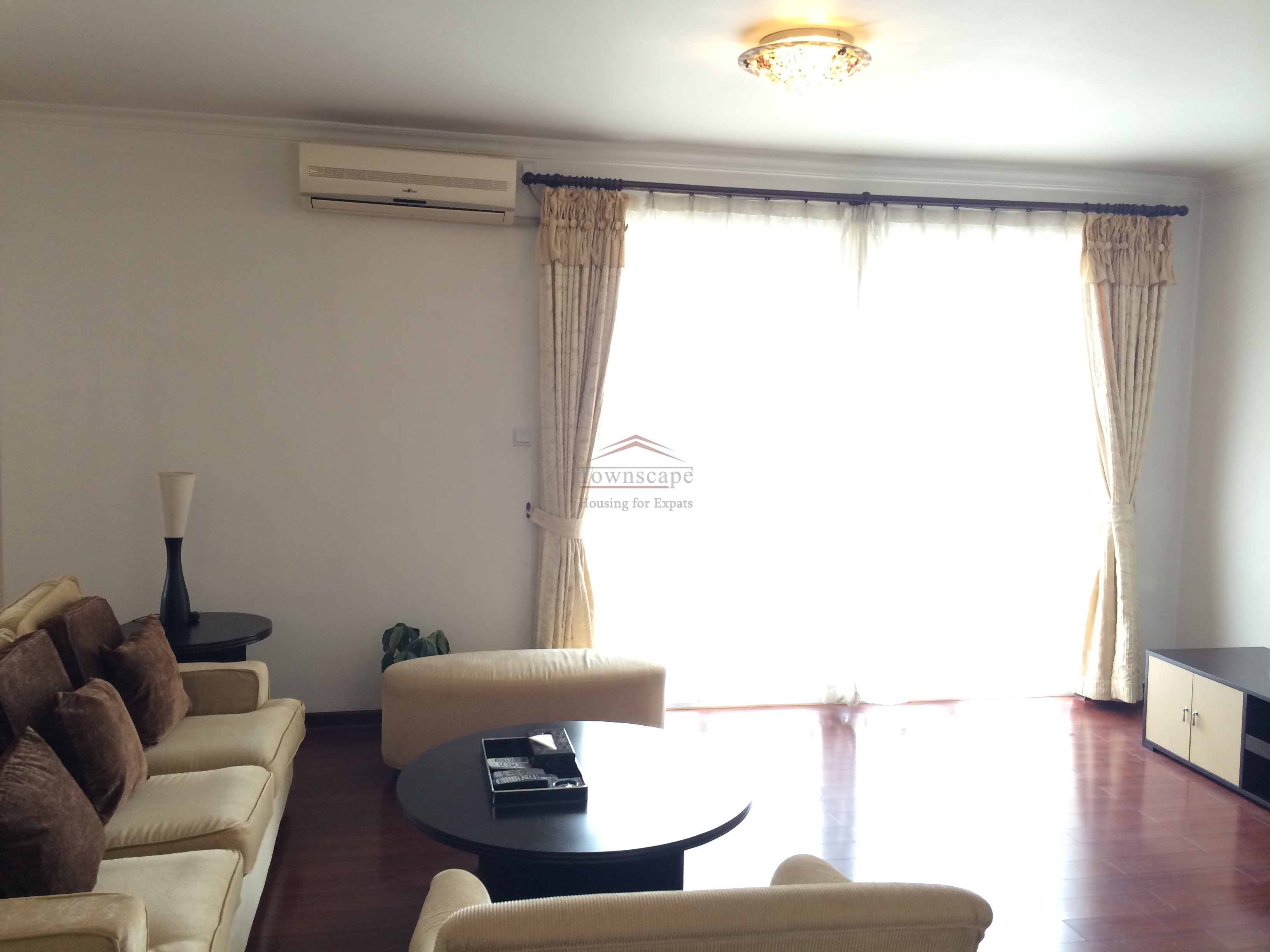 expat housing Shanghai Bright and clean 3 Bed apartment on Line 2 Weining rd.