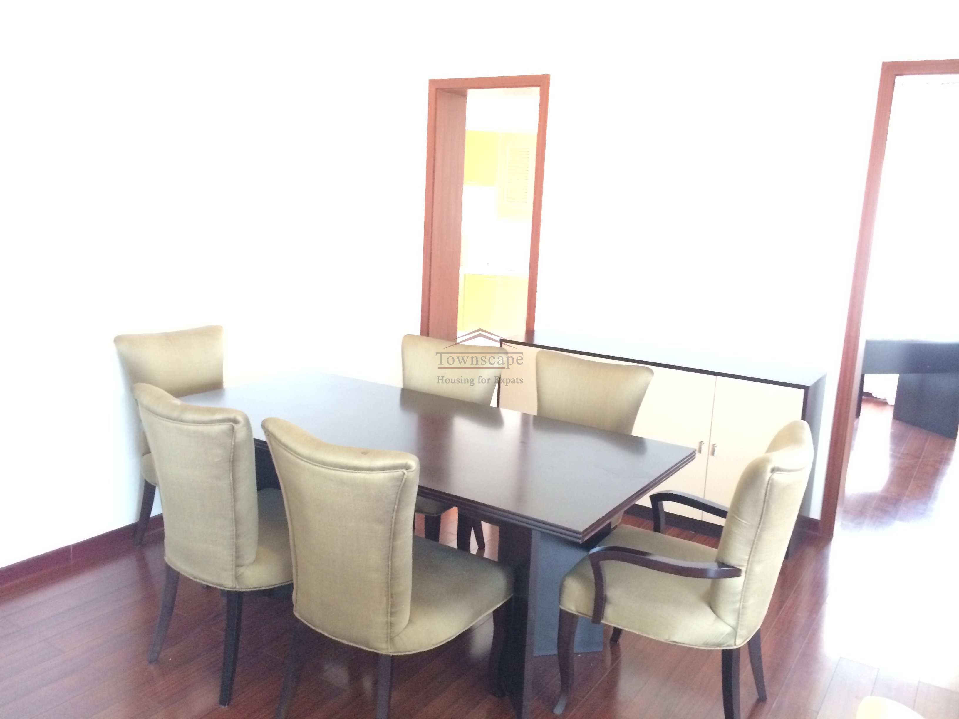 Shanghai apartment rentals Bright and clean 3 Bed apartment on Line 2 Weining rd.