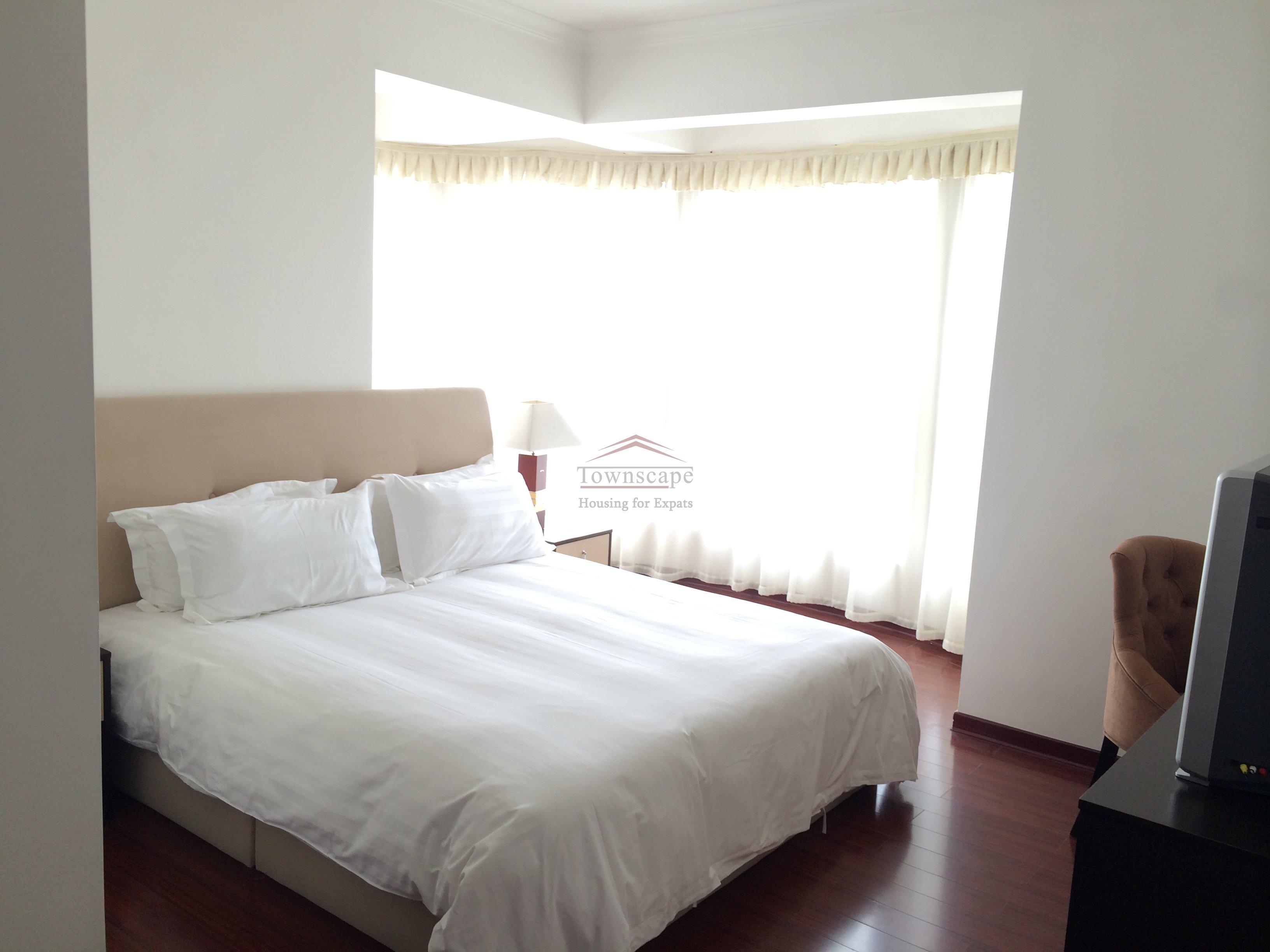 rent an apartment in Shanghai Bright and clean 3 Bed apartment on Line 2 Weining rd.