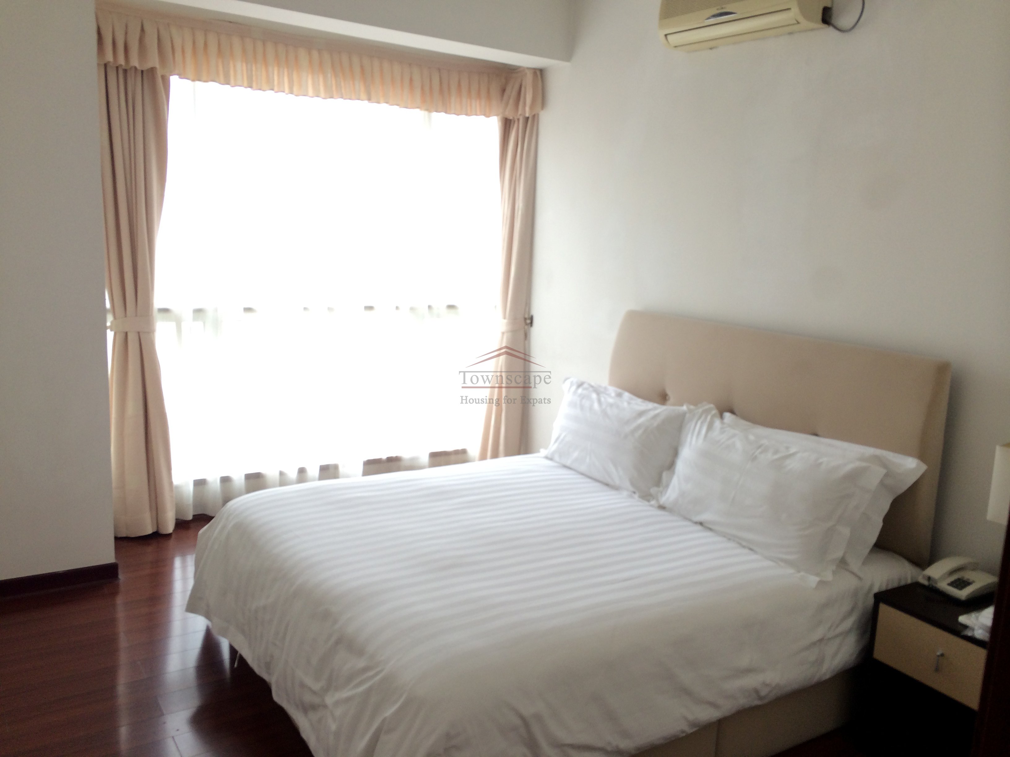 Shanghai houses for rent Bright and clean 3 Bed apartment on Line 2 Weining rd.