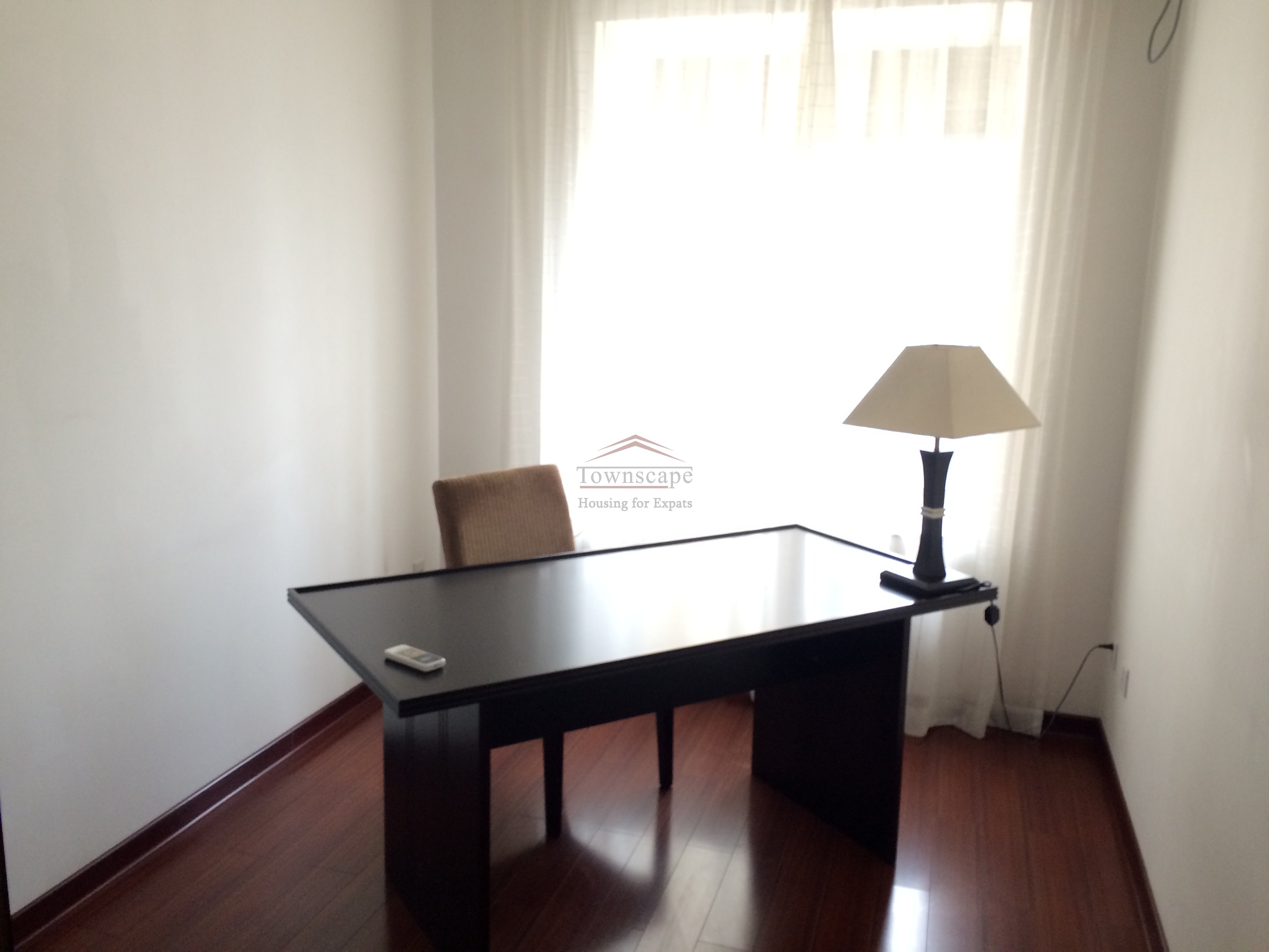 Rent house in Shanghai Bright and clean 3 Bed apartment on Line 2 Weining rd.