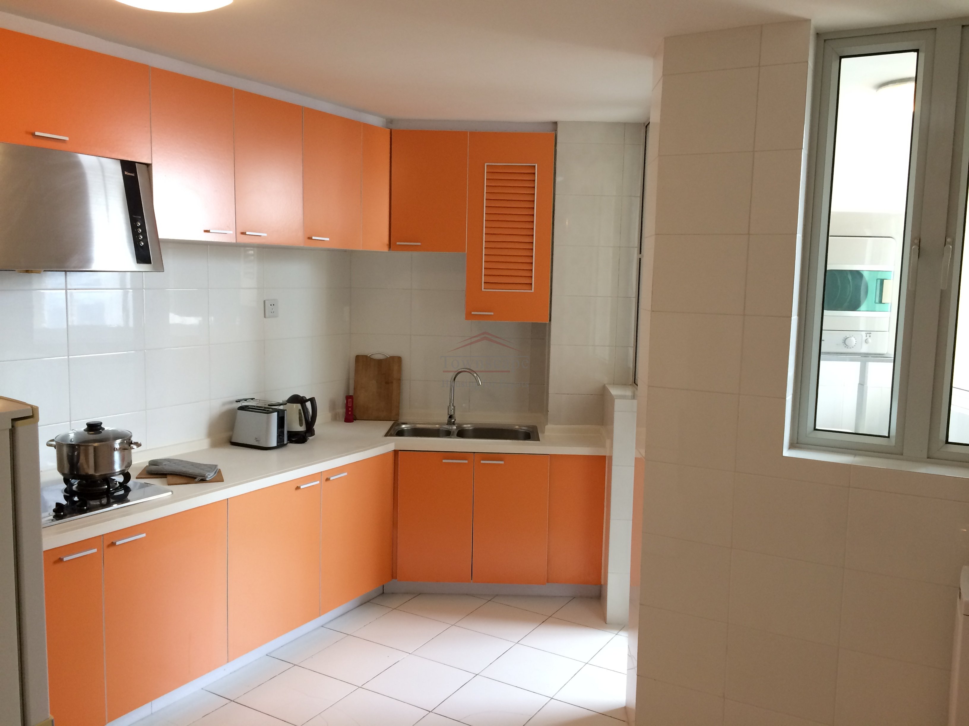 rent Shanghai Bright and clean 3 Bed apartment on Line 2 Weining rd.