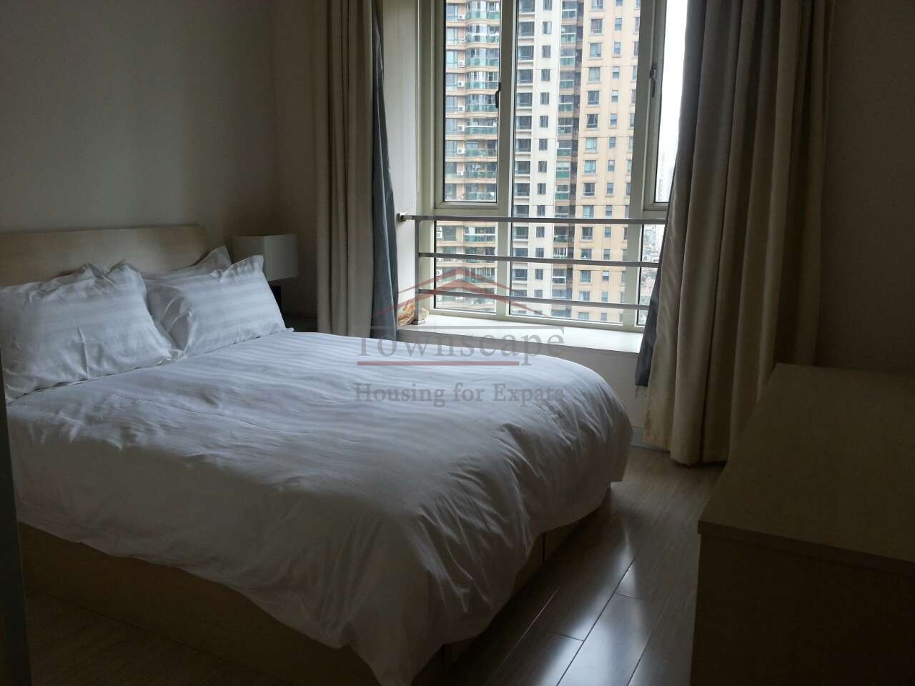 Rent house in Shanghai Spotless 2 bedroom apartment at West Nanjing Road L2